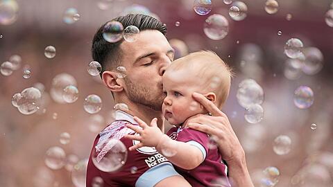 Sein ganzer Stolz: Declan Rice, der Wunschspieler des FC Bayern, mit Sohnemann Jude auf dem Arm.
