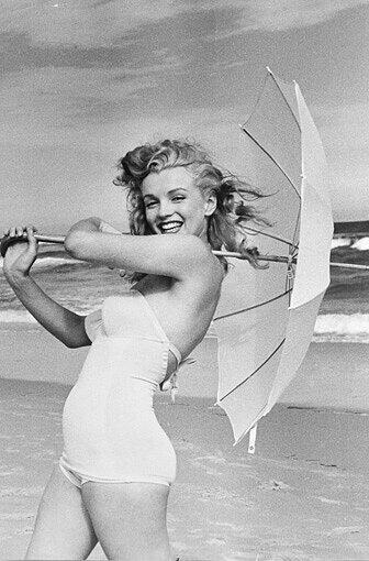 Monroe, die als Norma Jeane Mortenson geboren wurde, war ein beliebtes Model für viele Photokünstler.