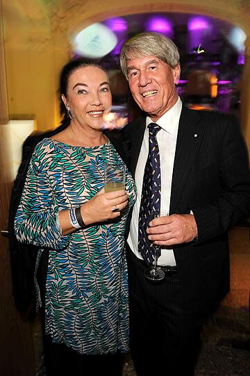 Prof. Wolf Dieter Ring und Frau Sylvia bei der HSE24 Champagner Bar auf der Nacht der Medien in München am 16.10.2013