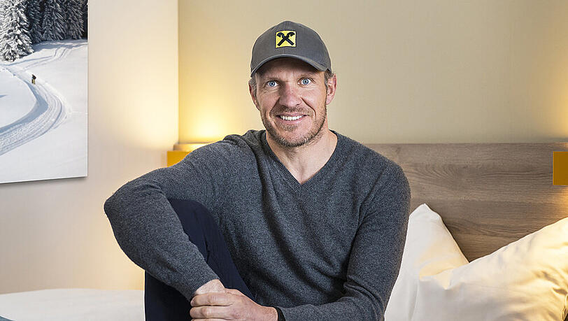 Probesitzen in seinem neuen Hotel: Skistar Hermann Maier Probesitzen in seinem neuen Hotel: Skistar Hermann Maier