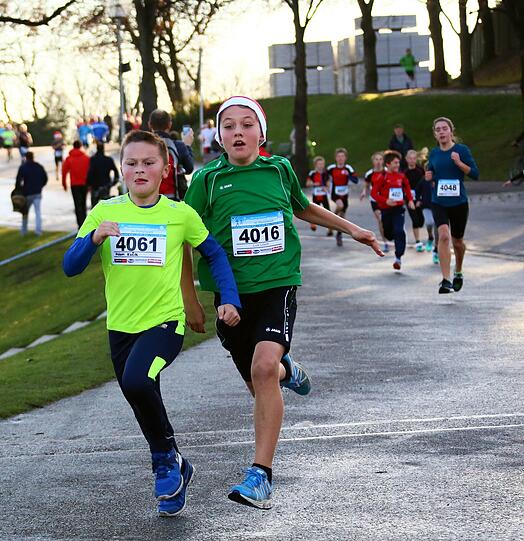 Am Samstag liefen mehr als 1.700 Münchner durch den Olympiapark. Die Bilder vom Nikolauslauf.