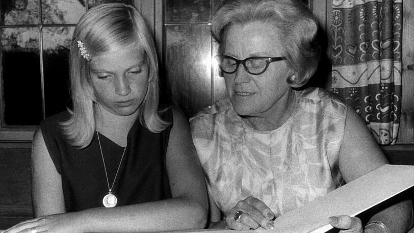 Auch damals wurde schon protestiert: Das Bild zeugt die SPD-Politikerin Käte Strobel im August 1969, als sie in Bad Wörishofen einer Schülerin den Sexualkunde-Atlas der Bundeszentrale für gesundheitliche Aufklärung übergibt. Das versetzte das konservative Deutschland in helle Aufregung.
