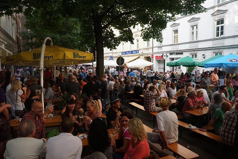 Viel los auf der Feier-Meile zwischen Englischem Garten und Münchner Freiheit.