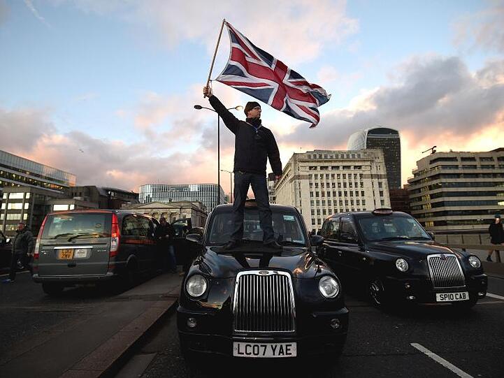 Ein Londoner Taxifahrer bei einer Demonstration gegen den Fahrdienst-Vermittler Uber.