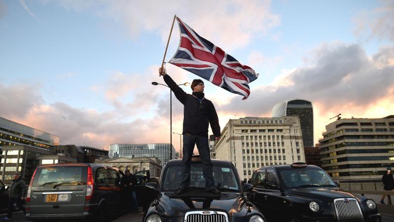 Ein Londoner Taxifahrer bei einer Demonstration gegen den Fahrdienst-Vermittler Uber. Ein Londoner Taxifahrer bei einer Demonstration gegen den Fahrdienst-Vermittler Uber.