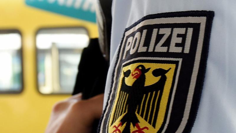 Die Bundespolizei ist unter anderem für die Sicherheit an Bahnhöfen zuständig. Die Bundespolizei ist unter anderem für die Sicherheit an Bahnhöfen zuständig.