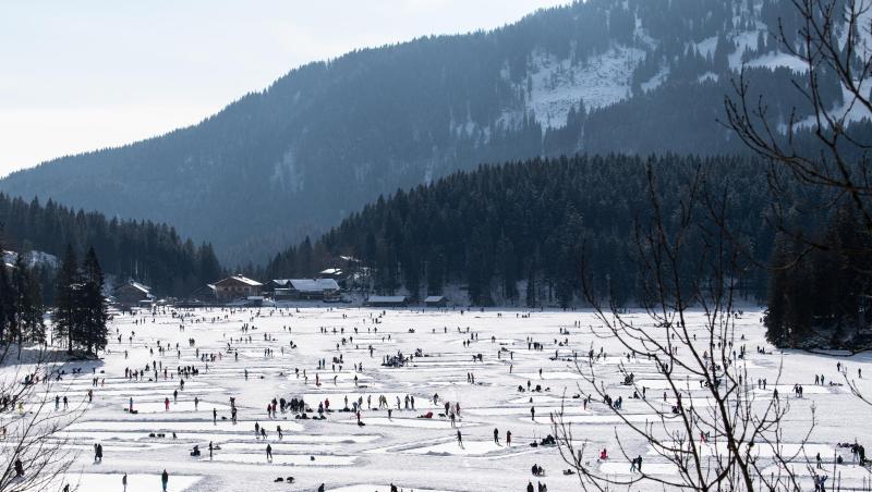 Zahlreiche Ausflügler tummeln sich auf dem zugefrorenen Spitzingsee - auch für viele Münchner ein beliebtes Ziel.