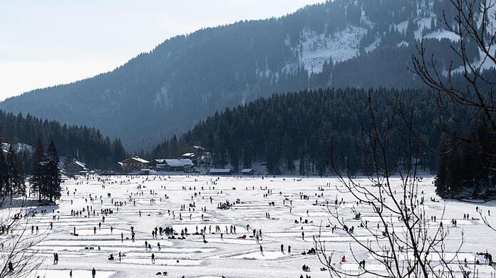 Zahlreiche Ausflügler tummeln sich auf dem zugefrorenen Spitzingsee - auch für viele Münchner ein beliebtes Ziel.