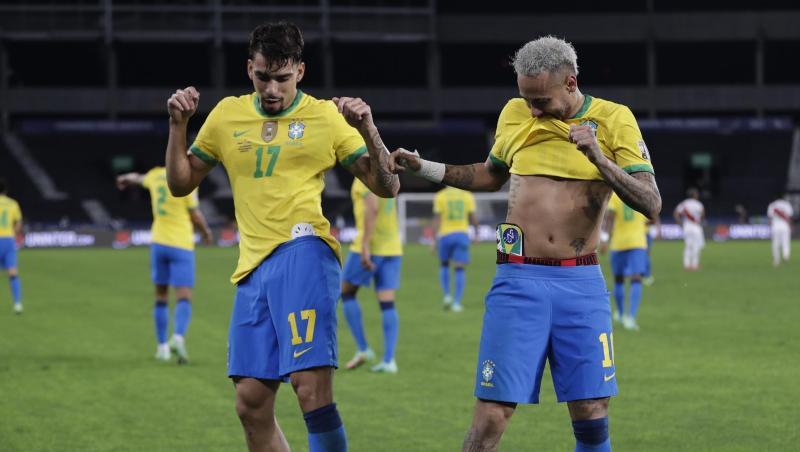 Brasiliens Lucas Paqueta (l) feiert mit Teamkollege Neymar nach dem Führungstreffer seiner Mannschaft.