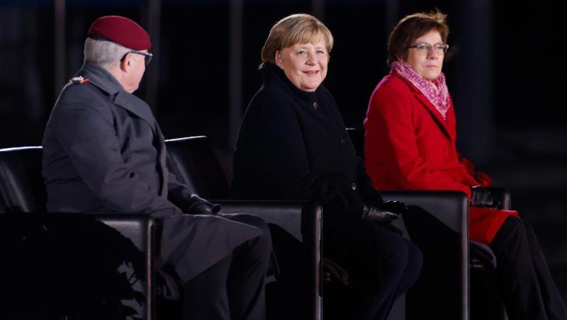 Angela Merkel mit Verteidigungsministerin Annegret Kramp-Karrenbauer und dem Generalinspekteur der Bundeswehr, General Eberhard Zorn, bei ihrem großen Zapfenstreich.