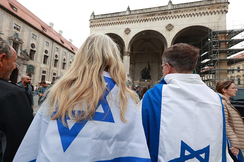 Münchner zeigen ihre Solidarität mit Israel am Montagabend, 9. Oktober auf dem Odeonsplatz.