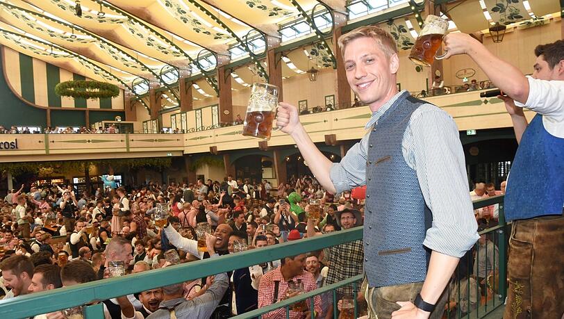 Ein Prosit: Auf der Wiesn fühlt sich Bürgermeister Dominik Krause sehr wohl. Ein Prosit: Auf der Wiesn fühlt sich Bürgermeister Dominik Krause sehr wohl.