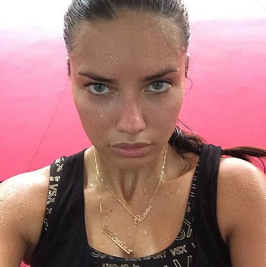 Beim Boxen gibt das brasilianische Supermodel Adriana Lima alles - wie man sieht.