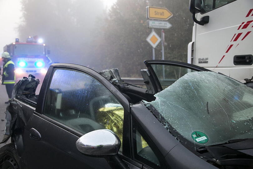 Schwerer Unfall im Morgennebel auf der B20 - die Bilder von der Bergung