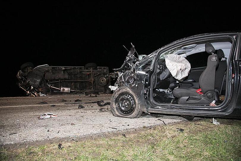 Bei dem Aufprall wurde der Motor aus dem Opel gerissen - die Bilder vom Bergungseinsatz am Sonntagabend.