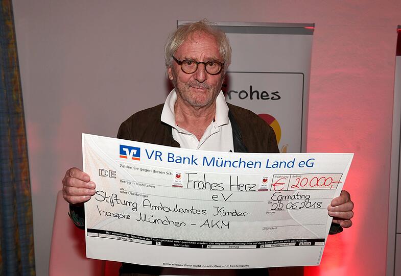 Günther Maria Halmer nahm einen Scheck über 20.000 Euro für die Stiftung Ambulantes Kinderhospiz München entgegen.
