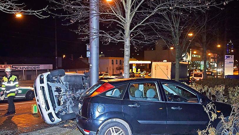 Schwerer Unfall in der Landsberger Straße: Glücklicherweise kamen alle Insassen glimpflich davon. Schwerer Unfall in der Landsberger Straße: Glücklicherweise kamen alle Insassen glimpflich davon.