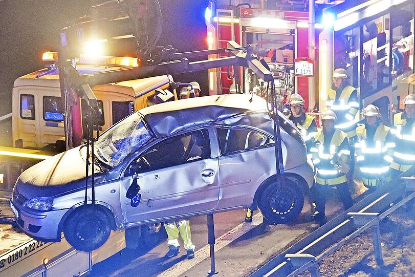 Der Corsa kollidierte mit der Leitplanke und kippte um.