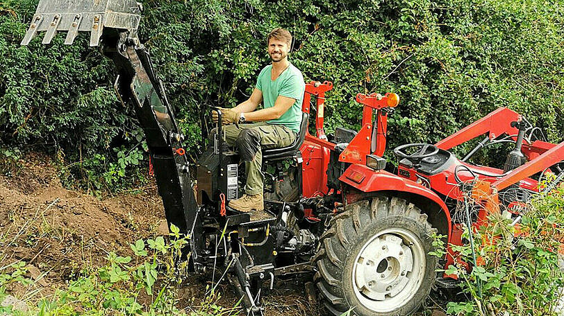 Baggern für das eigene Haus: Thore Schölermann packt selbst mit an
