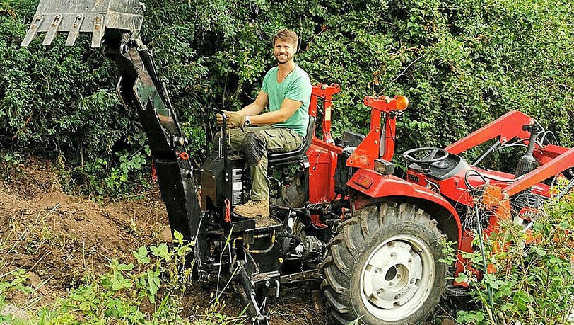 Baggern für das eigene Haus: Thore Schölermann packt selbst mit an