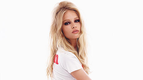 Das deutsche Topmodel Anna Ewers bezaubert als Miss Juni im Brigitte-Bardot-Look