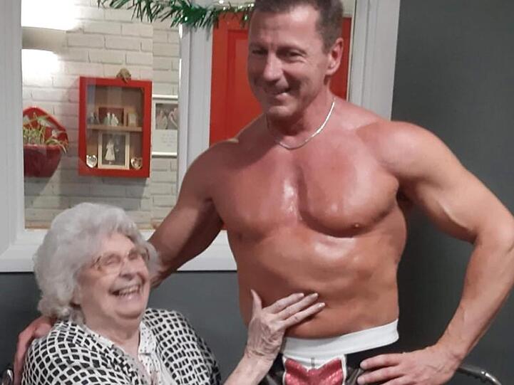 "Ich wünschte, er käme jeden Tag" - Bewohnerin Joan freut sich über den Stripper-Besuch im Altenheim.