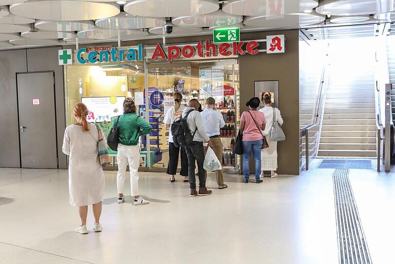 Antibiotika, Schmerzmittel, Salben für die Haut - viele Münchner besorgen sich das in der Notdienst-Apotheke im Stachus-Untergeschoss.
