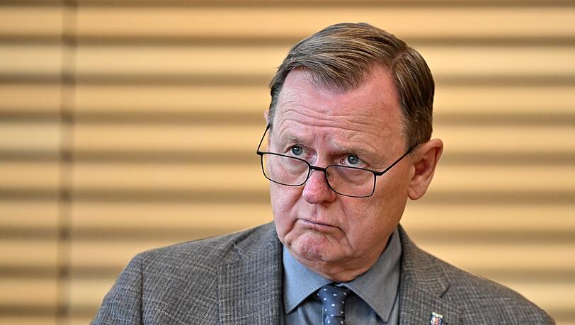 Bodo Ramelow (Die Linke), Ministerpräsident von Thüringen, steht im Plenarsaal des Thüringer Landtags.