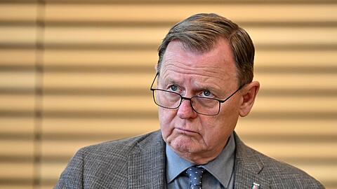Bodo Ramelow (Die Linke), Ministerpräsident von Thüringen, steht im Plenarsaal des Thüringer Landtags.