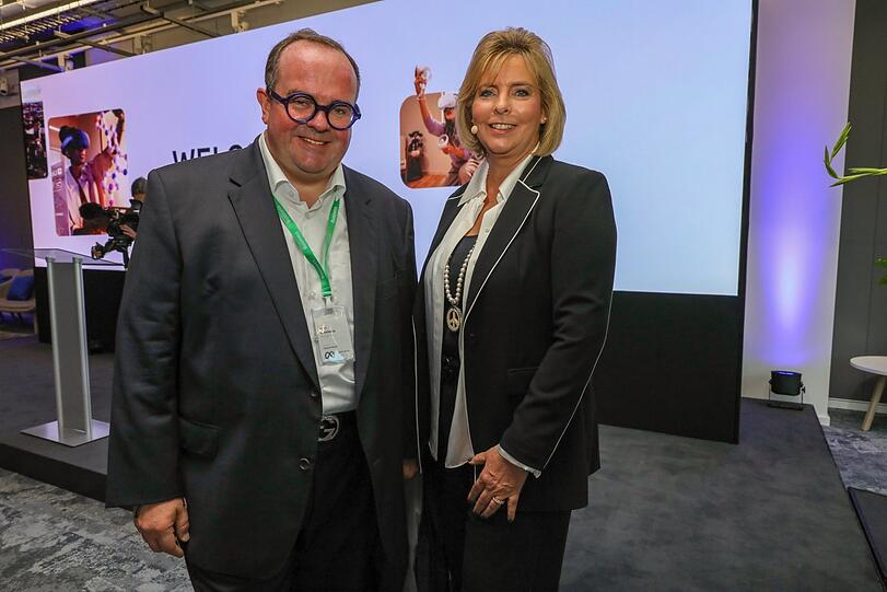 Clemens Baumgärtner mit Meta-Chefin Angelika Gifford.
