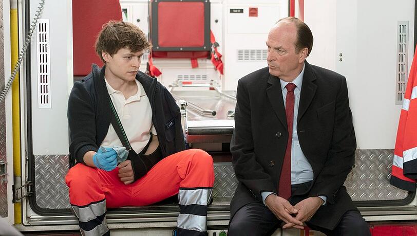 "Die Kanzlei: Unter Druck": Anwalt Markus Gellert (Herbert Knaup, r.) vertritt den Rettungssanitäter Jens Kolbe (Tom Böttcher), der einen Unfall verursacht haben soll.