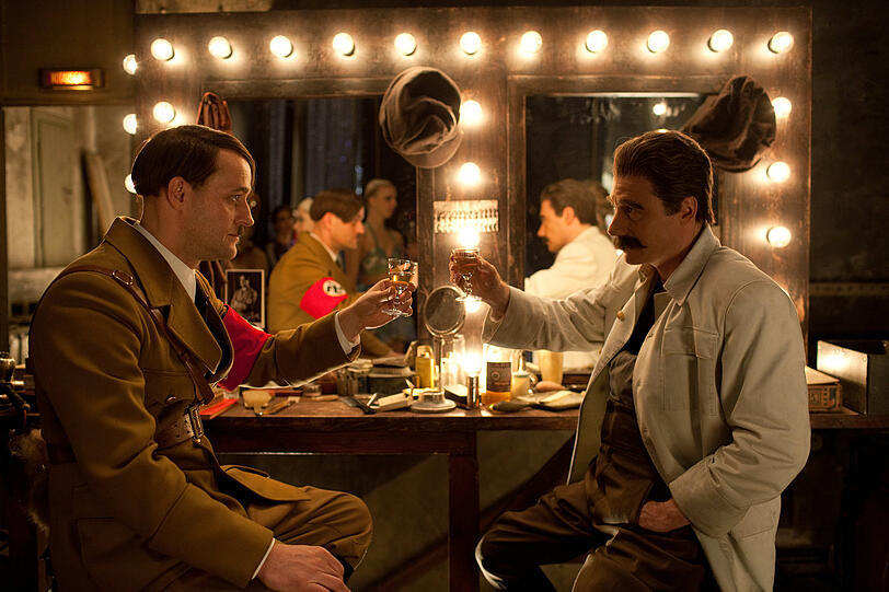 Ein Verwechslungsschwank vor weltpolitischer Kulisse: Leander Haußmanns "Hotel Lux" stellt ausgerechnet Michael "Bully" Herbig als Hitlers Astrologen dar. Die Bilder aus dem Film zum Durchklicken!
