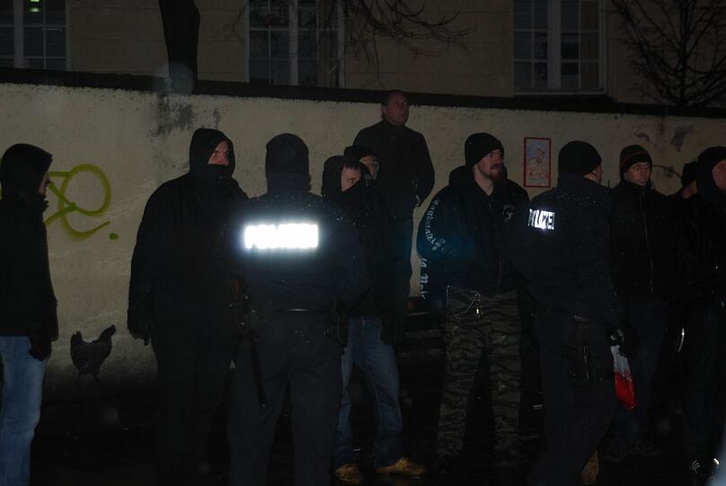 Trotz Vermummungsverbot haben sich einige Neonazis mit Schals und Tüchern vermummt. Festnahmen gibt es keine.