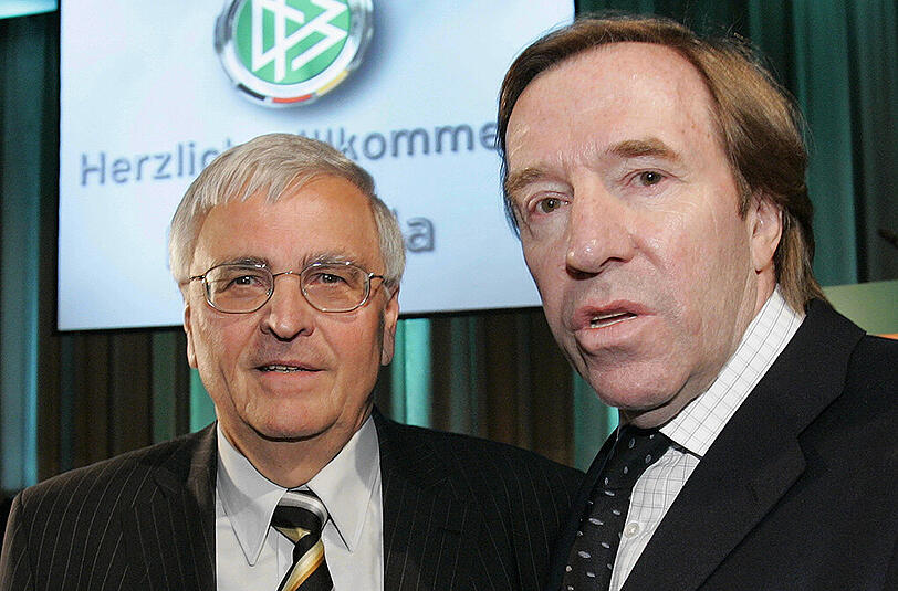 Günter Netzer (rechts) droht Theo Zwanziger mit rechtlichen Schritten.