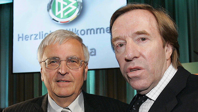 Günter Netzer (rechts) droht Theo Zwanziger mit rechtlichen Schritten.