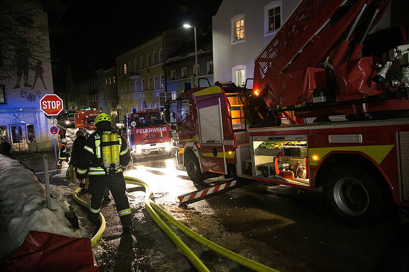 Die schnell eintreffende Feuerwehr hatte das Feuer zum Glück schnell unter Kontrolle, so dass ein Ausbreiten auf das restliche Gebäude verhindert werden konnte.