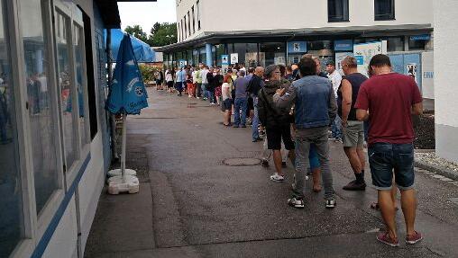 Schlangestehen für Löwen-Tickets. Die Bilder von der Grünwalder Straße. Schlangestehen für Löwen-Tickets. Die Bilder von der Grünwalder Straße.
