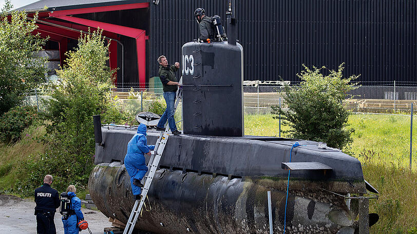 Polizisten untersuchen das "Nautilus"-U-Boot in Kopenhagen.