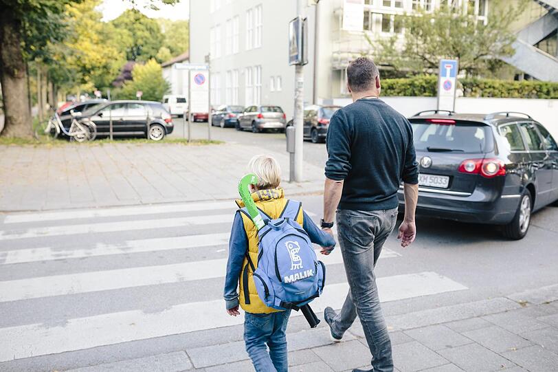 Die verifizierten Betreuer und Fahrer von CareDriver bringen und holen Ihre Liebsten sowohl von der Schule als auch beispielsweise vom Sporttraining