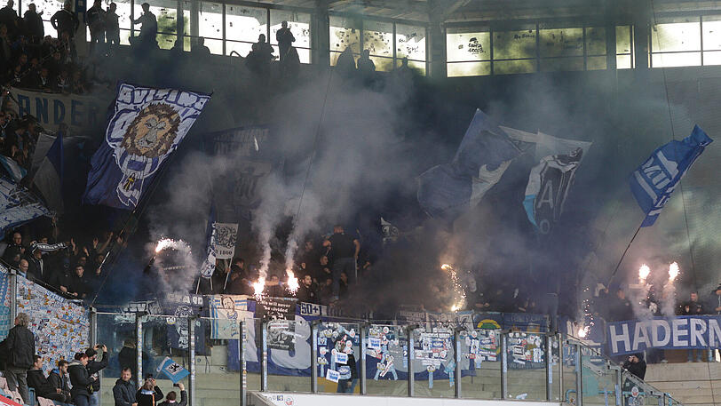 Anhänger des TSV 1860 beim Zünden von Pyrotechnik in Rostock.