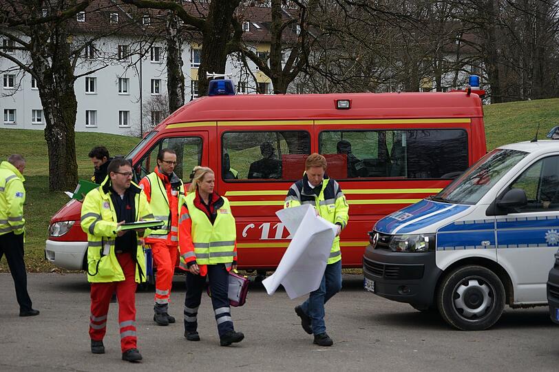 Die Feuerwehr, Polizei und Sprengstoff-Experten vor Ort zogen am späten Nachmittag ab. Die Entschärfung soll am Donnerstag um 15 Uhr beginnen.