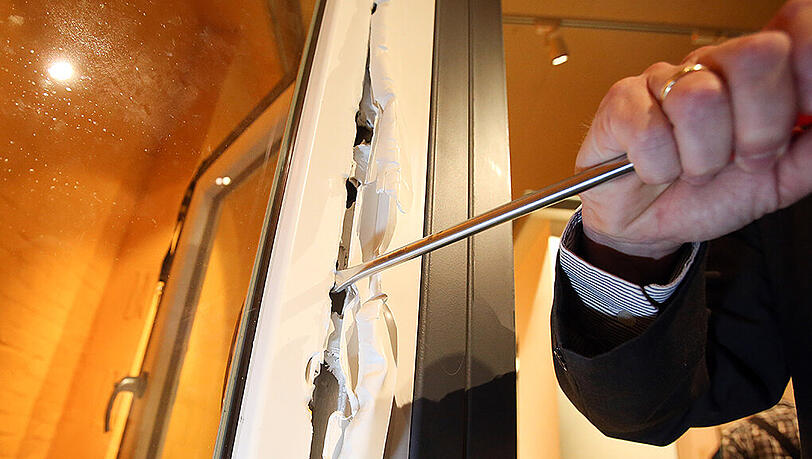 Der oder die Täter hebelten die Tür des Geschäfts auf. (Symbolbild) Der oder die Täter hebelten die Tür des Geschäfts auf. (Symbolbild)