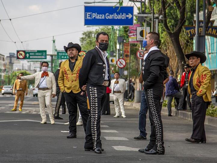 Mariachis warten in der Nähe des Garibaldi-Platzes auf Kunden.