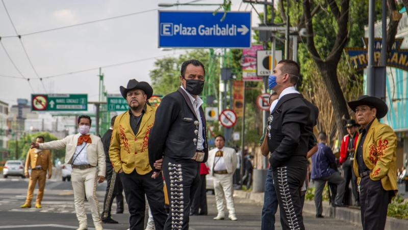 Mariachis warten in der Nähe des Garibaldi-Platzes auf Kunden. Mariachis warten in der Nähe des Garibaldi-Platzes auf Kunden.