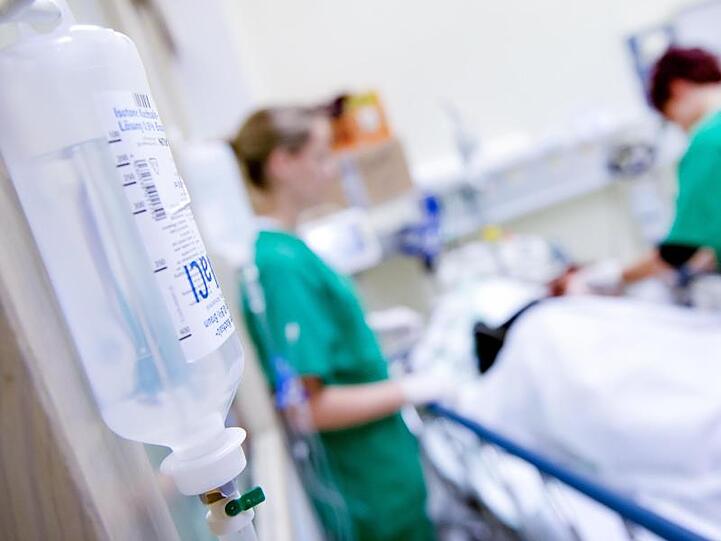 Medizinisches Personal versorgt in einem Krankenhaus einen Patienten. Foto: Sven Hoppe/dpa/Archivbild