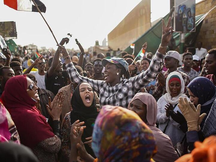 Demonstranten feiern in Khartum die Absetzung von Präsident Omar al-Baschir.