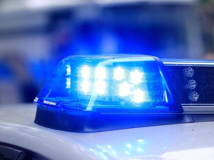 Ein Fahrzeug der Polizei ist mit Blaulicht im Einsatz. Foto: Jens Wolf/dpa-Zentralbild/dpa/Symbolbild