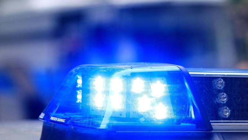 Ein Fahrzeug der Polizei ist mit Blaulicht im Einsatz. Foto: Jens Wolf/dpa-Zentralbild/dpa/Symbolbild Ein Fahrzeug der Polizei ist mit Blaulicht im Einsatz. Foto: Jens Wolf/dpa-Zentralbild/dpa/Symbolbild