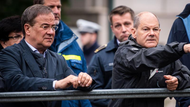 Die Kanzlerkandidaten von Union und SPD, Armin Laschet und Olaf Scholz, bei einem Besuch der Flutgebiete in Nordrhein-Westfahlen.