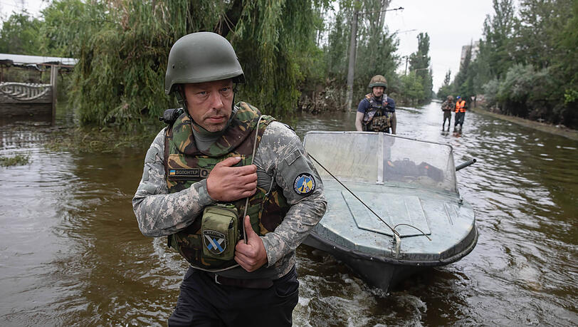 Mehr als 10.000 Hektar landwirtschaftliche Fläche sind als Folge des Dammbruchs in der Ukraine überflutet worden. Nach ukrainischen Angaben wurden 150 Tonnen Maschinenöl in den Fluss Dnipro gespült.
